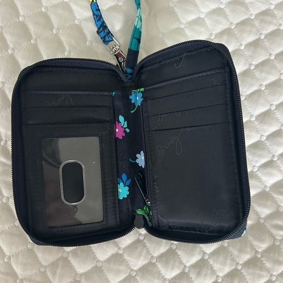 FREE WITH PURCHASE Vera Bradley Floral Wristlet Wallet - Picture 4 of 5